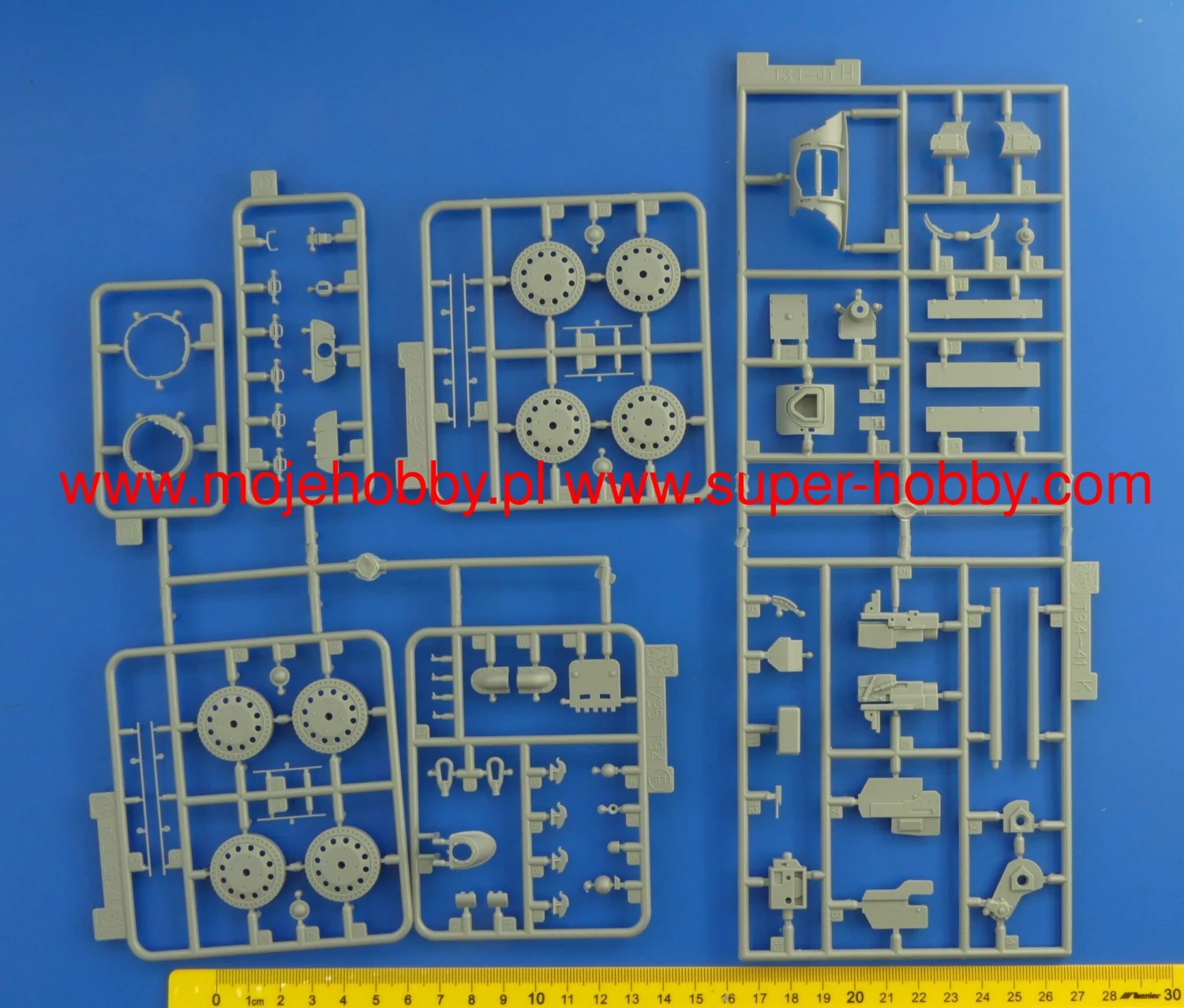 Dragon 6757 T-34/76 Mod.1943 W/Commander Cupola No.183 Factory 11 Dragon 6757 T-34/76 Mod.1943 W/Commander Cupola No.183 Factory - Image 9