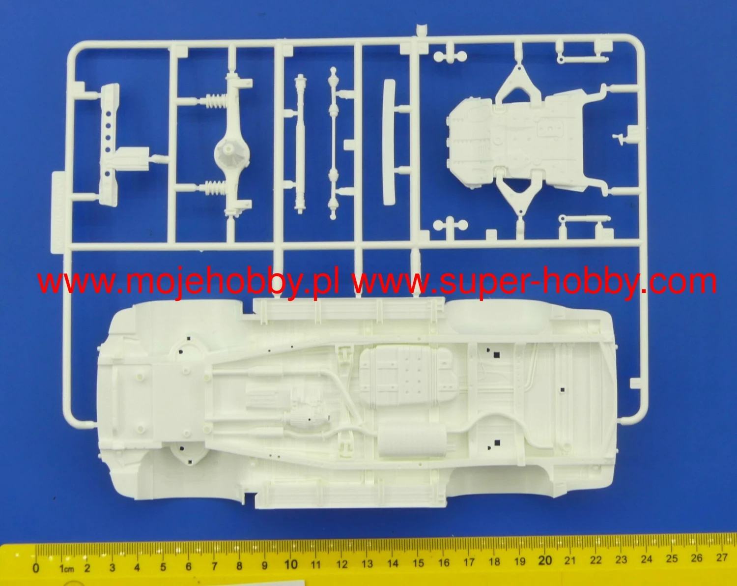 Fujimi 038049 Toyota Land Cruiser 100 Van VX Limited (HDJ101K) 5 Fujimi 038049 Toyota Land Cruiser 100 Van VX Limited (HDJ101K) - Image 3
