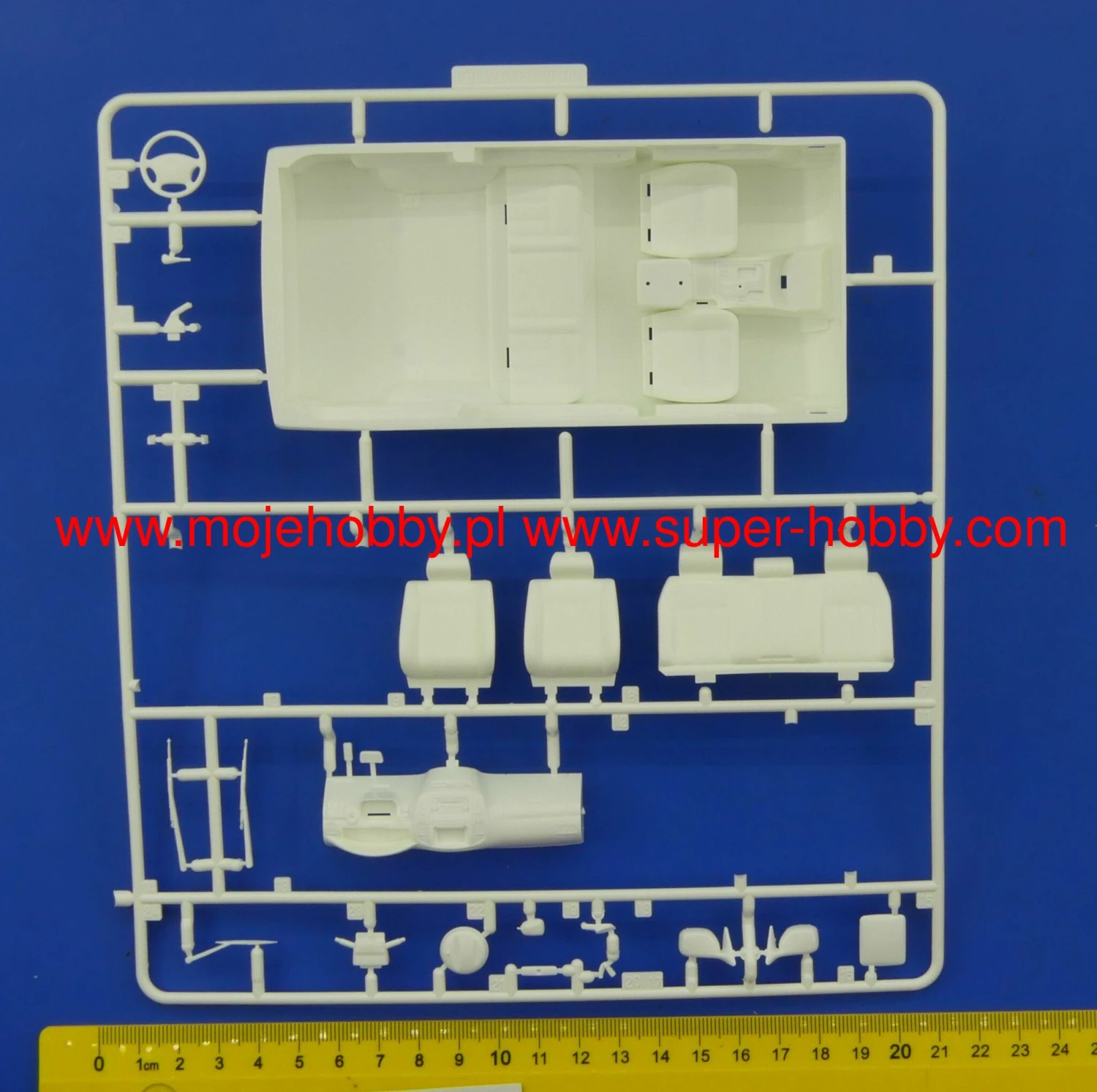 Fujimi 038049 Toyota Land Cruiser 100 Van VX Limited (HDJ101K) 7 Fujimi 038049 Toyota Land Cruiser 100 Van VX Limited (HDJ101K) - Image 5